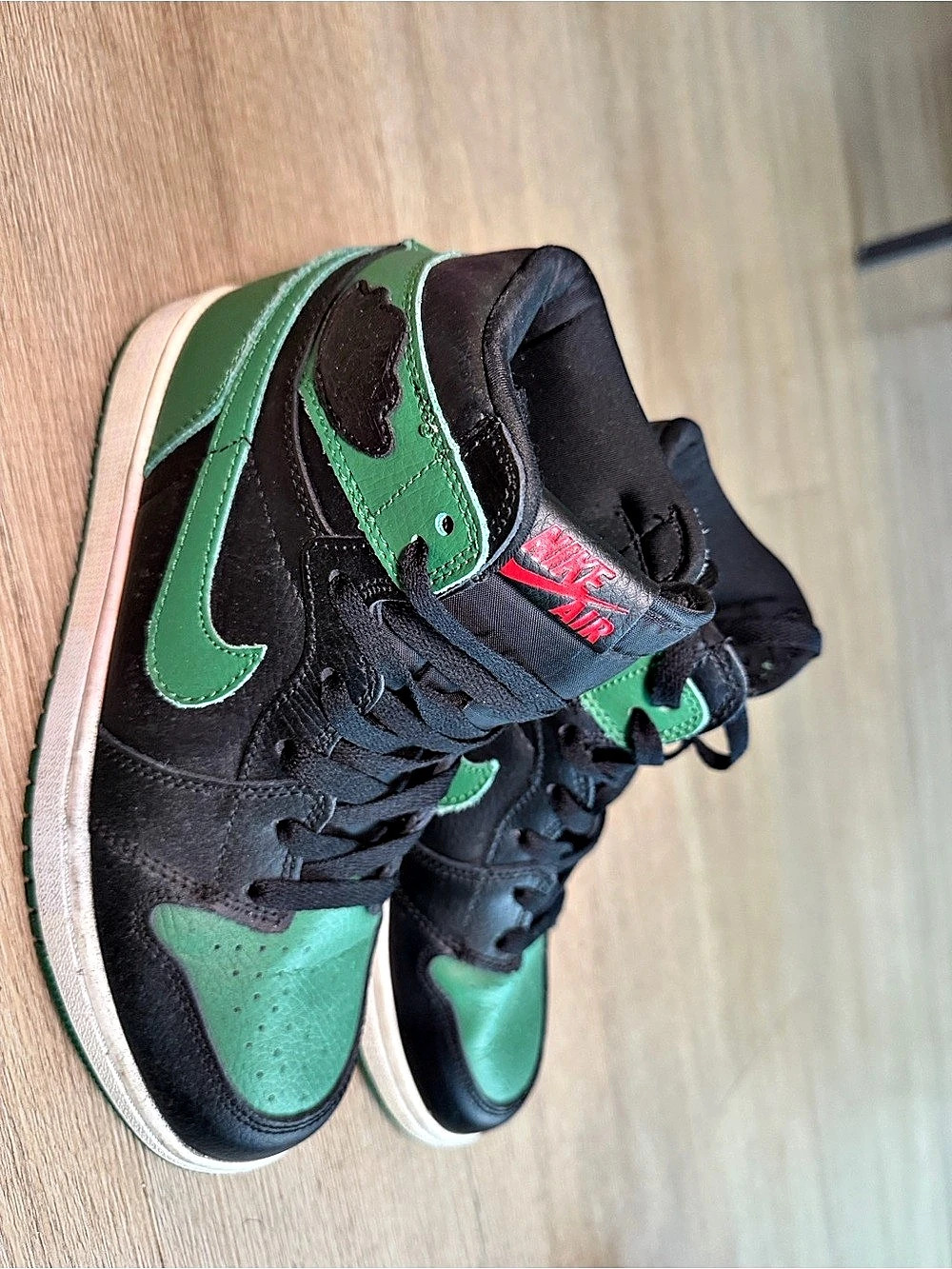 Nike Air Jordan 1 High-Top Sneakers in Green & Black - Picture 3 of 9
